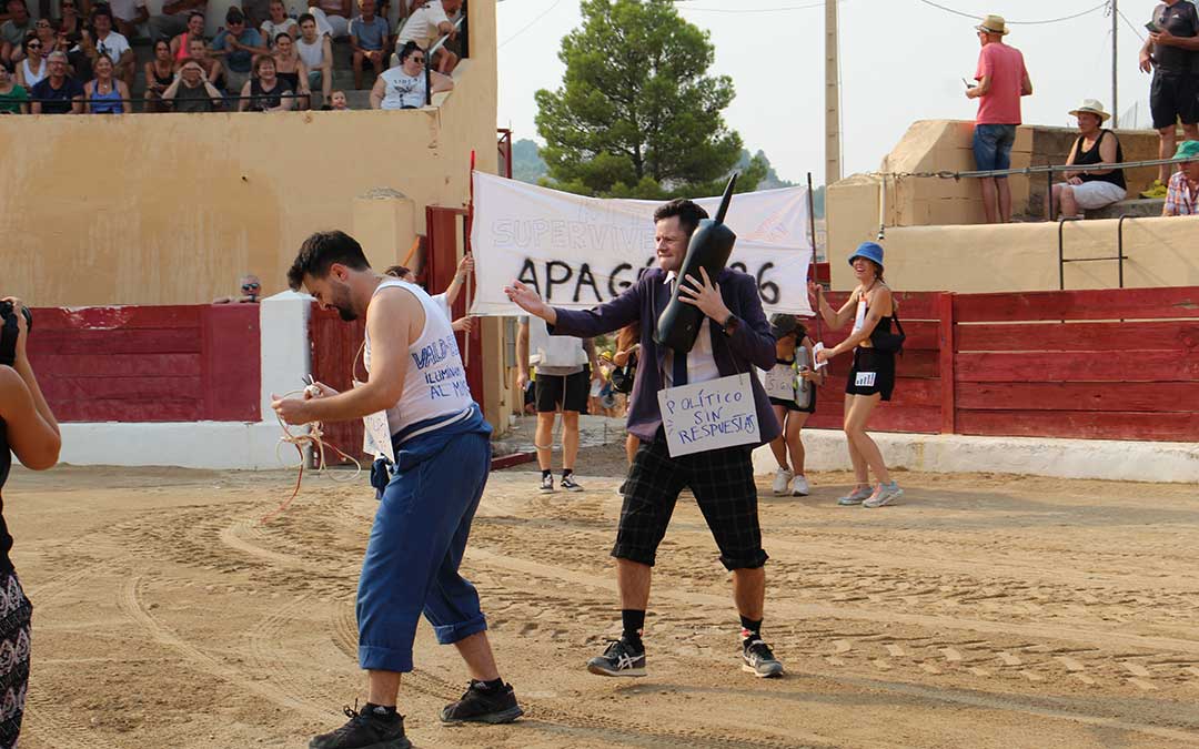 El Apagón en la charlotada en las fiestas de Valderrobres. / B. Severino