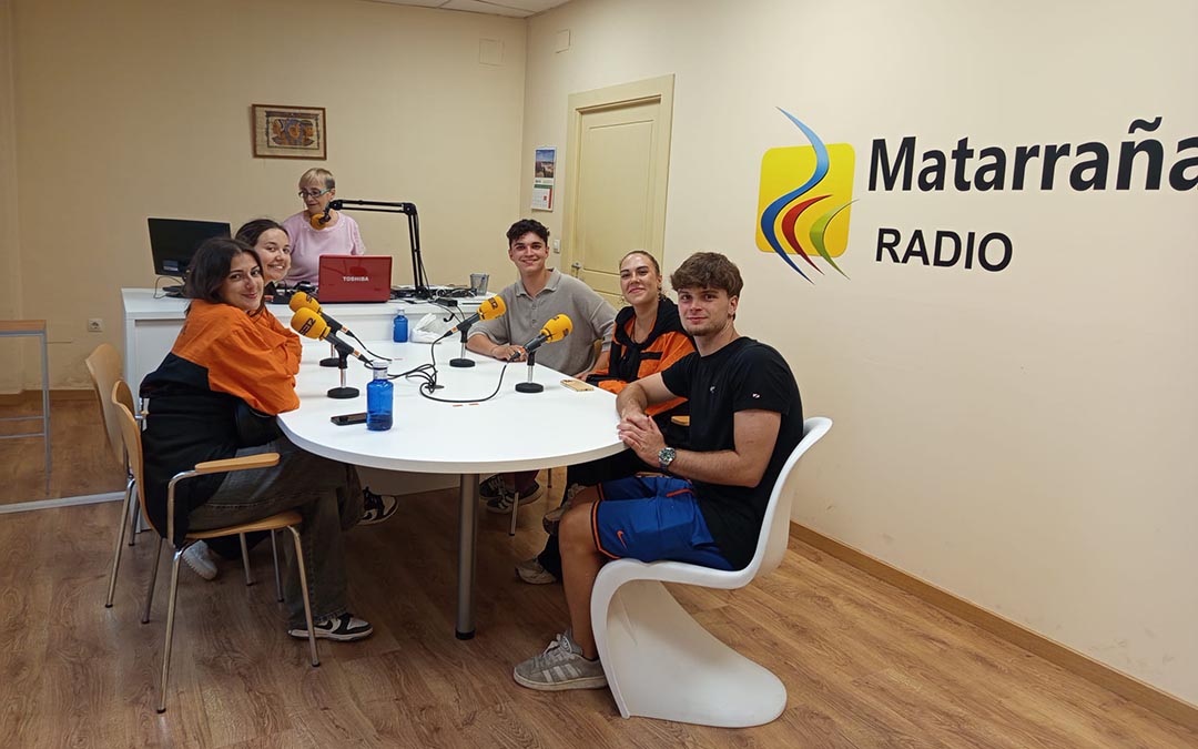 Varios peñistas de Valderrobres se acercaron a los estudios de Matarraña Radio./La COMARCA