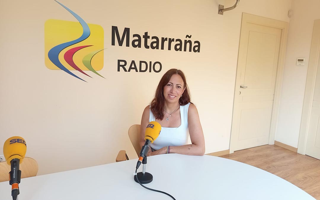 Sara Romeo, teniente de alcalde de Valderrobres visita los estudios de Matarraña Radio./M.J. Salvador