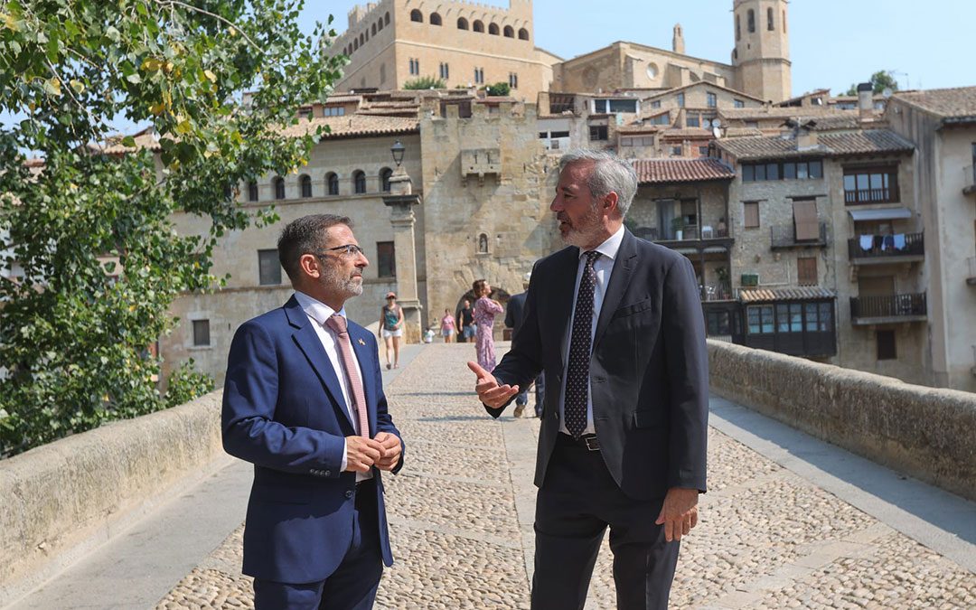 El presidente del Gobierno de Aragón, Jorge Azcón y el alcalde de Valderrobres, Carlos Boné. / DGA