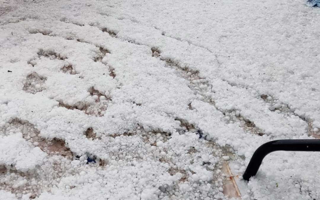 El temporal dejó un manto blanco de granizo sobre Valjunquera./ L.C.