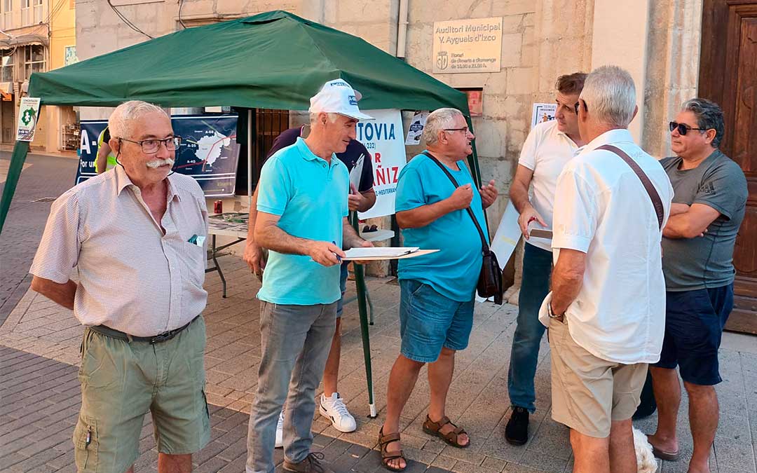 Recogida de firmas este sábado en Vinaròs./ Movimiento Ciudadano Teruel Existe.