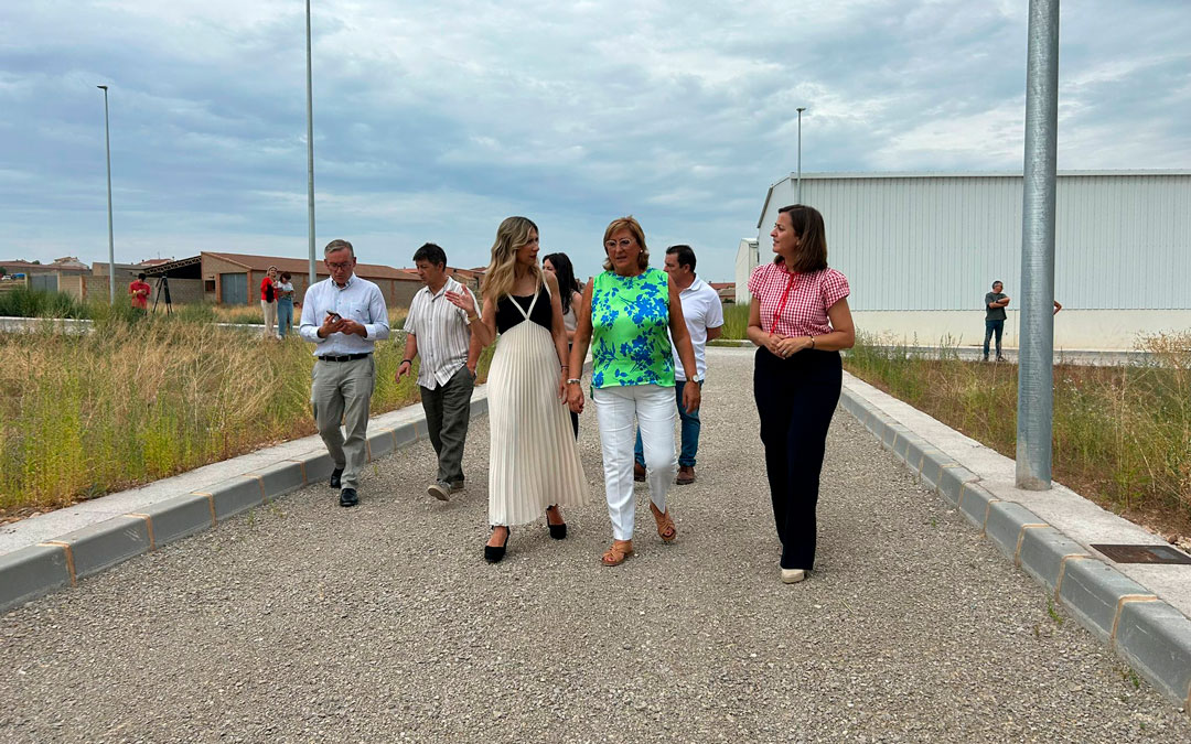 La vicepresidenta del Gobierno de Aragón, Mar Vaquero, durante su visita a Cella./ DGA