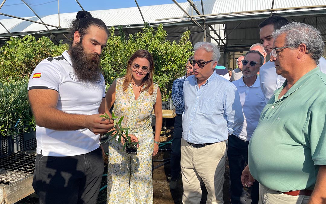 Visita del consejero al Vivero de Abel./ S.F.