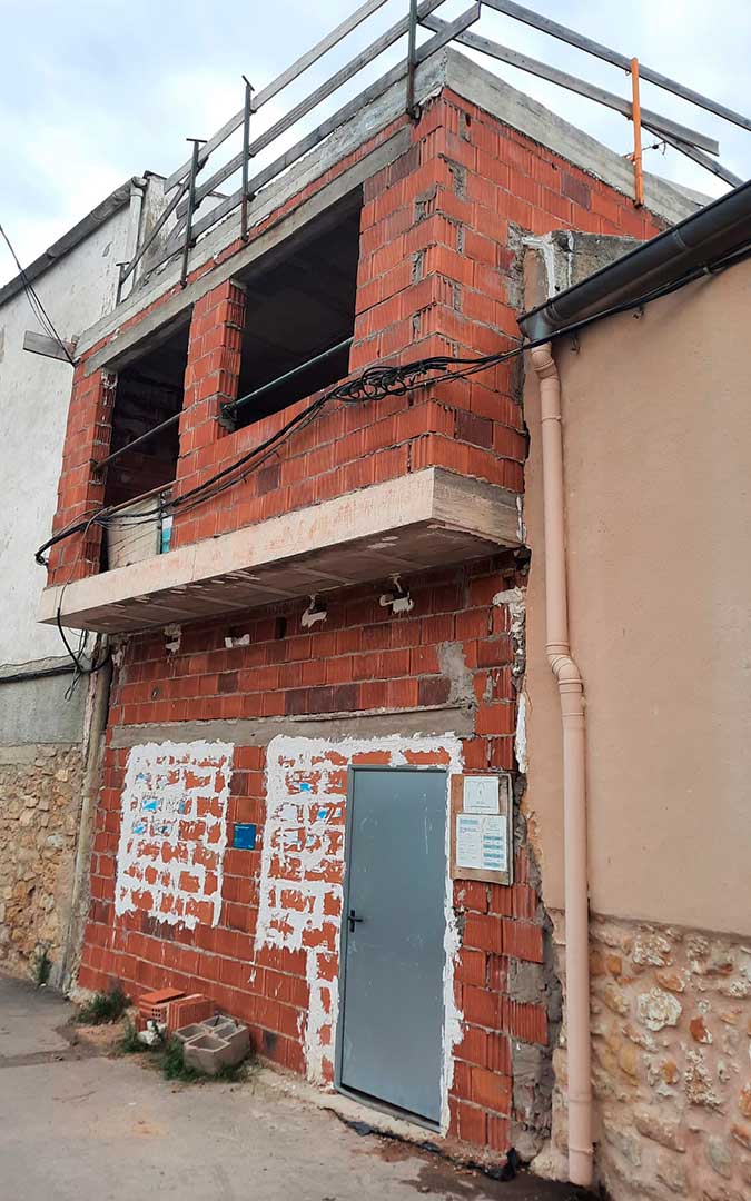 Belmonte terminará con la ayuda la construcción de dos apartamentos / A. Bayod