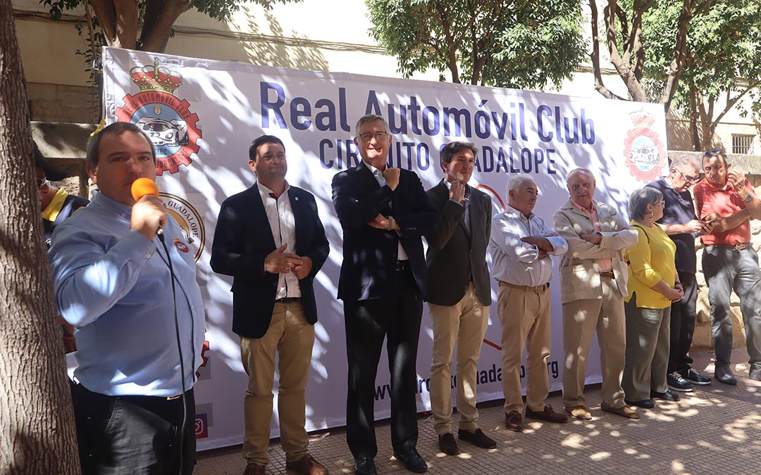 Jesús Baquero, junto con autoridades en la celebración del 60 aniversario del Real Automóvil Club Circuito Guadalope. / A.Z