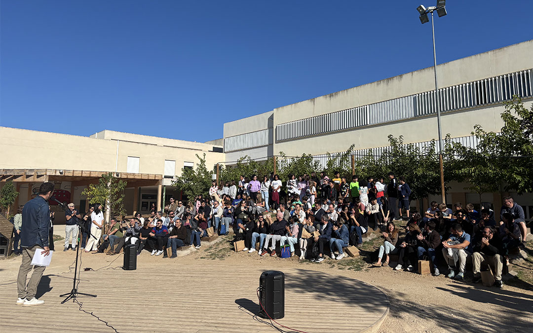 El director del centro, David Clement recibe con unas palabras a los visitantes y a los alumnos de sexto de primaria. / S.C