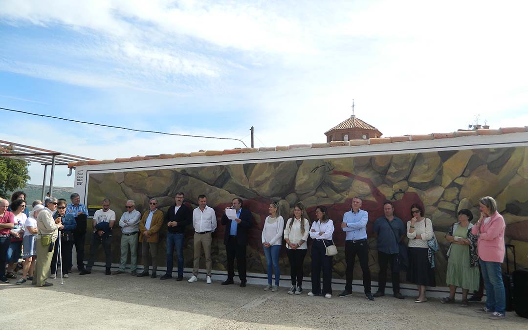 Instantes de la inauguración con el mural más grande, 'El Gigante' de fondo. / S.C