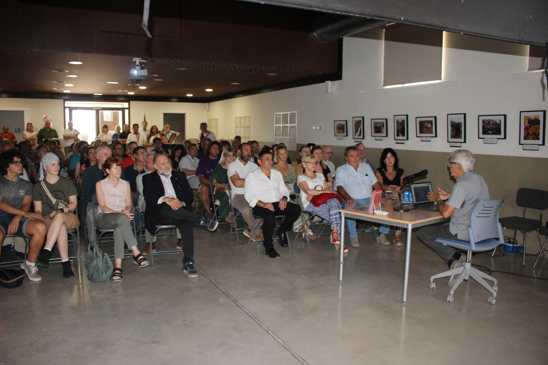 La charla de Miguel Beltrán Lloris sobre 'Los secretos del Cabezo de Alcalá' ha llenado el Almacén del Trigo' / L. Castel