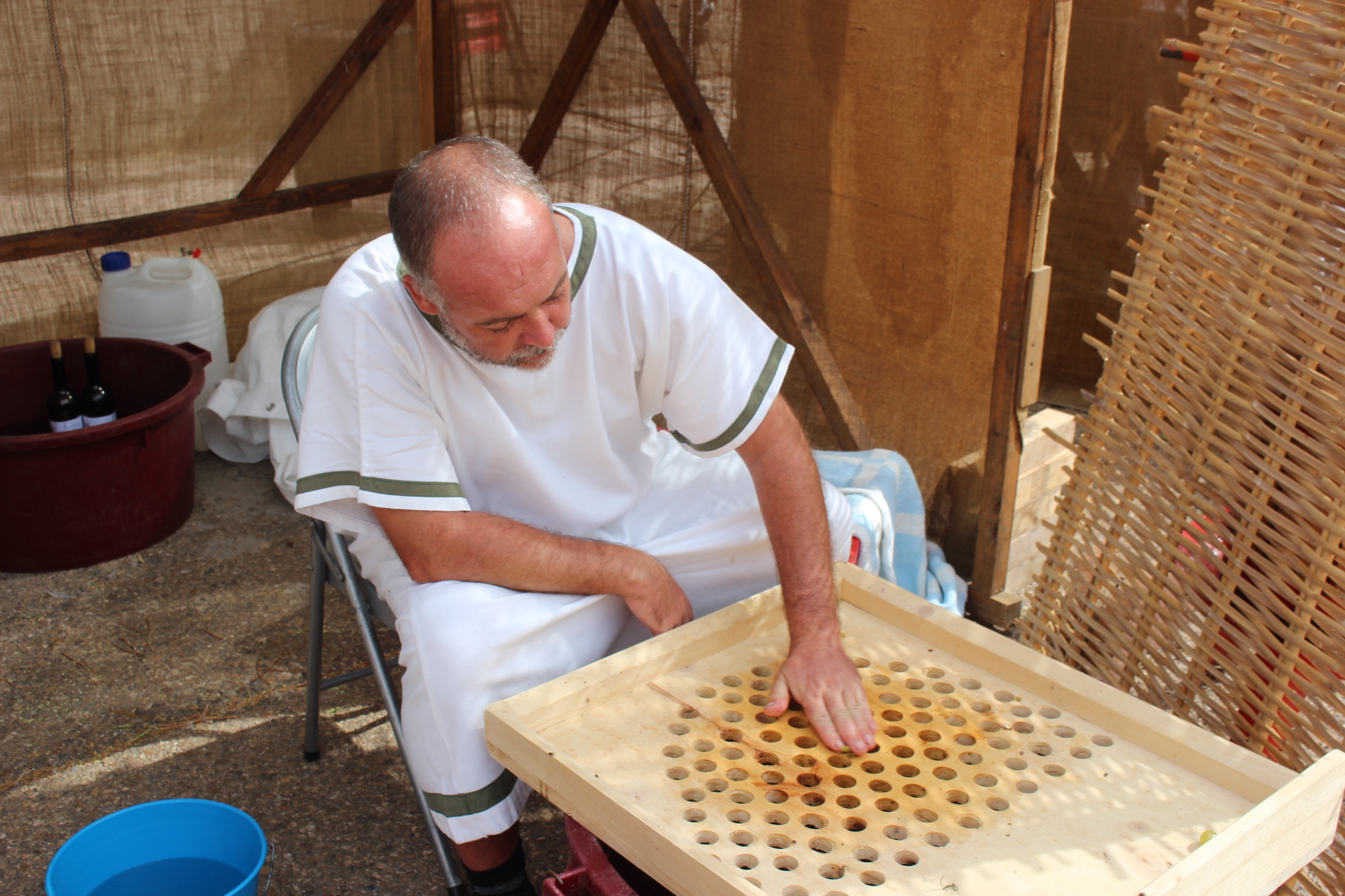 Sergio Serrano, de Pinell del Brai (Terra Alta), ha mostrado el proceso artesanal de elaboración del vino / L. Castel