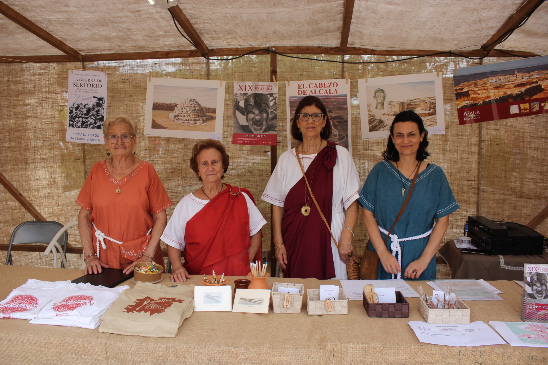 Vecinas de Azaila participando en la feria / L. Castel