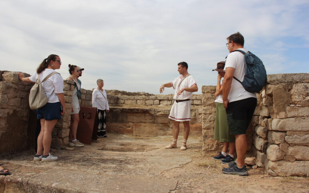 Álvaro Segundo en una de las visitas guiadas al Cabezo de Alcalá este sábado / L. Castel