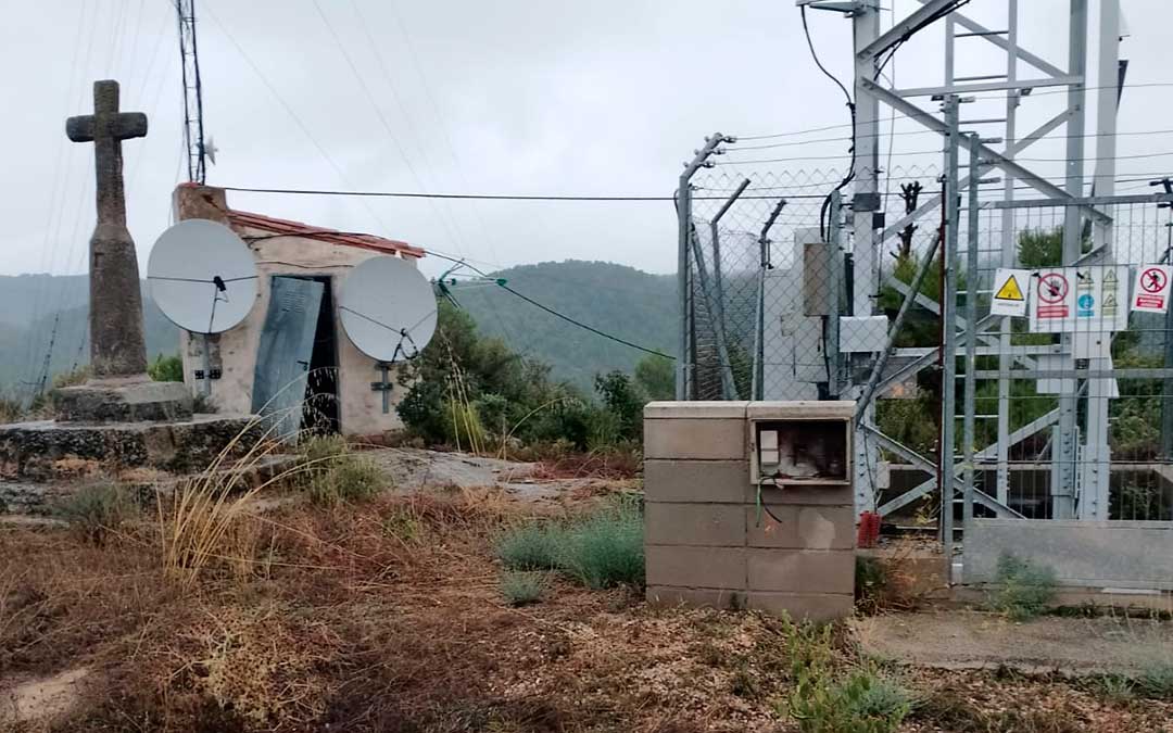 Antena de telefonía y caseta de comunicaciones de Arens de Lledó / Ayto.