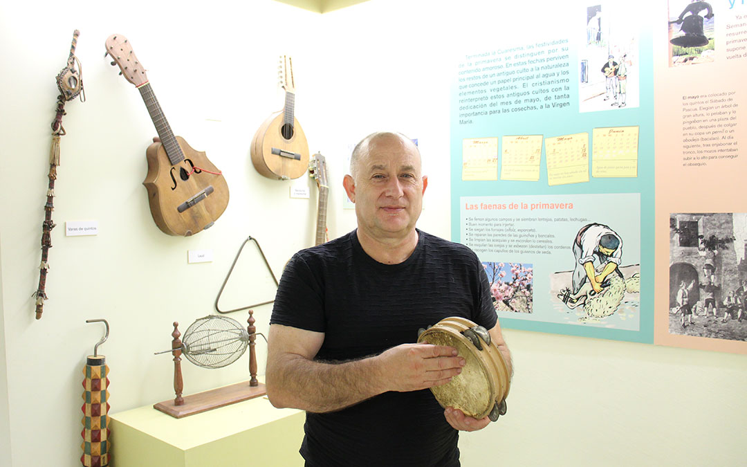 Fernando Gabarrús en el Centro de la Cultura Popular que impulsó en los 90 en Albalate sobre las costumbres en los pueblos del Martín. / B. Severino