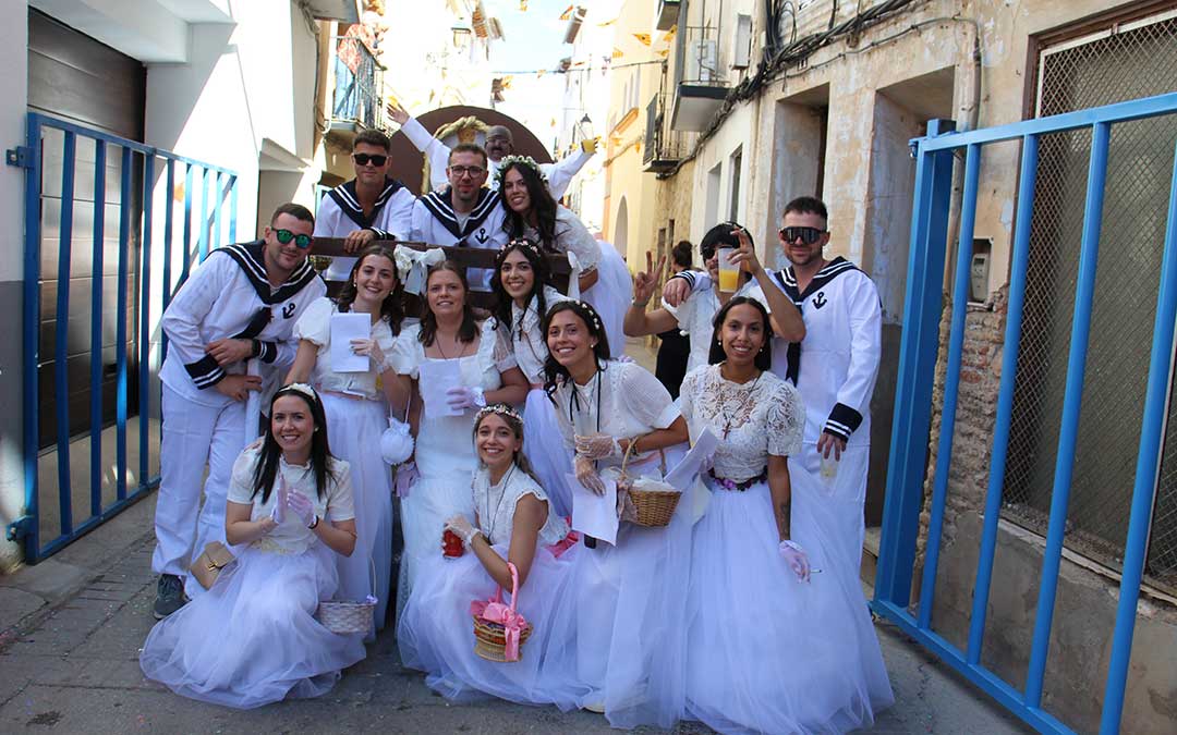 Albalate toma la segunda comunión en el desfile de carrozas de sus fiestas. / B. Severino