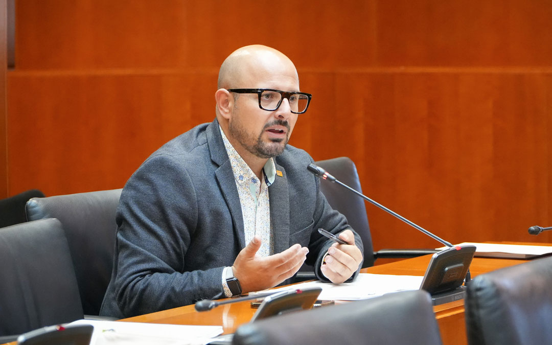 Alberto Izquierdo durante la comisión de Fomento./ PAR