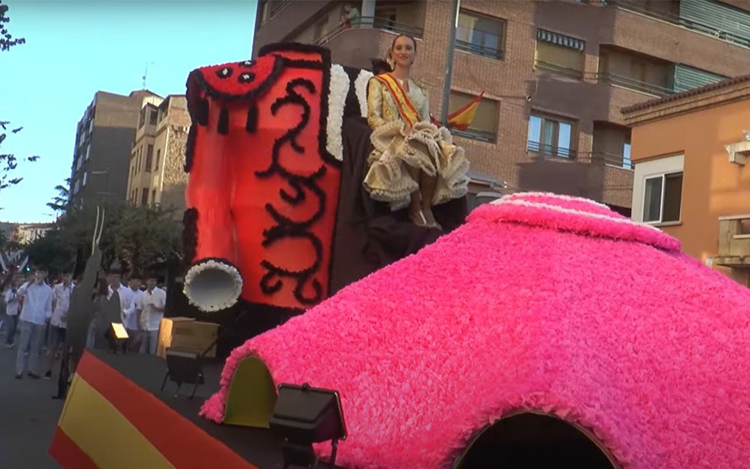 Carroza ganadora de reina, La Taurina. / L.C