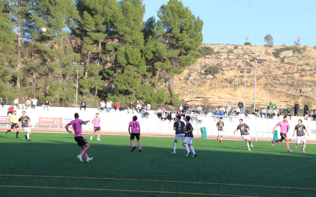 Un momento del choque entre el Alcañiz y el Cella en Santa María la pasada temporada. / B. Severino
