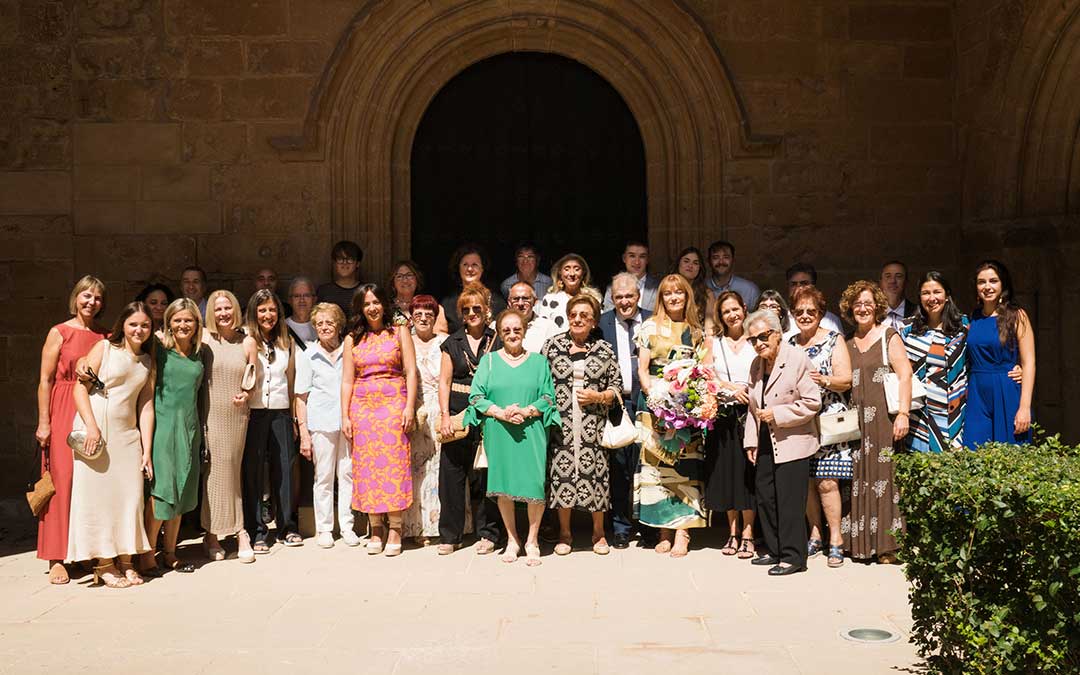 Foto de familiares y empleados de la pastelería que asistieron al aniversario./ Pastelería Alejos.