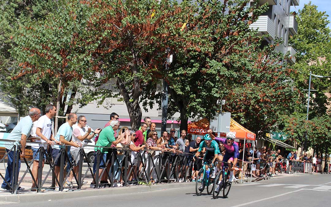 Iván Romero en el momento de ganar la I Critérium Ciudad de Alcañiz. / B. Severino