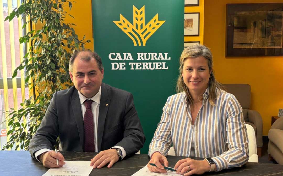 Firma del convenio de colaboración entre David Gutiérrez, director general de Caja Rural, y Eva Defior, directora del Curso de Periodismo de Alcañiz./ C.R.