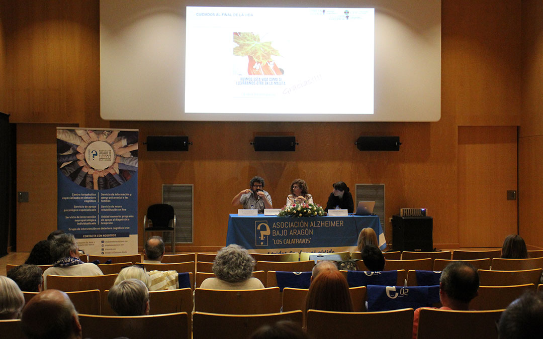 Mesa redonda en las jornadas sobre el Alzheimer con el neurólogo y la enfermera José Antonio Oliván y Marta Alquézar a cargo de Afedaba. / B. Severino