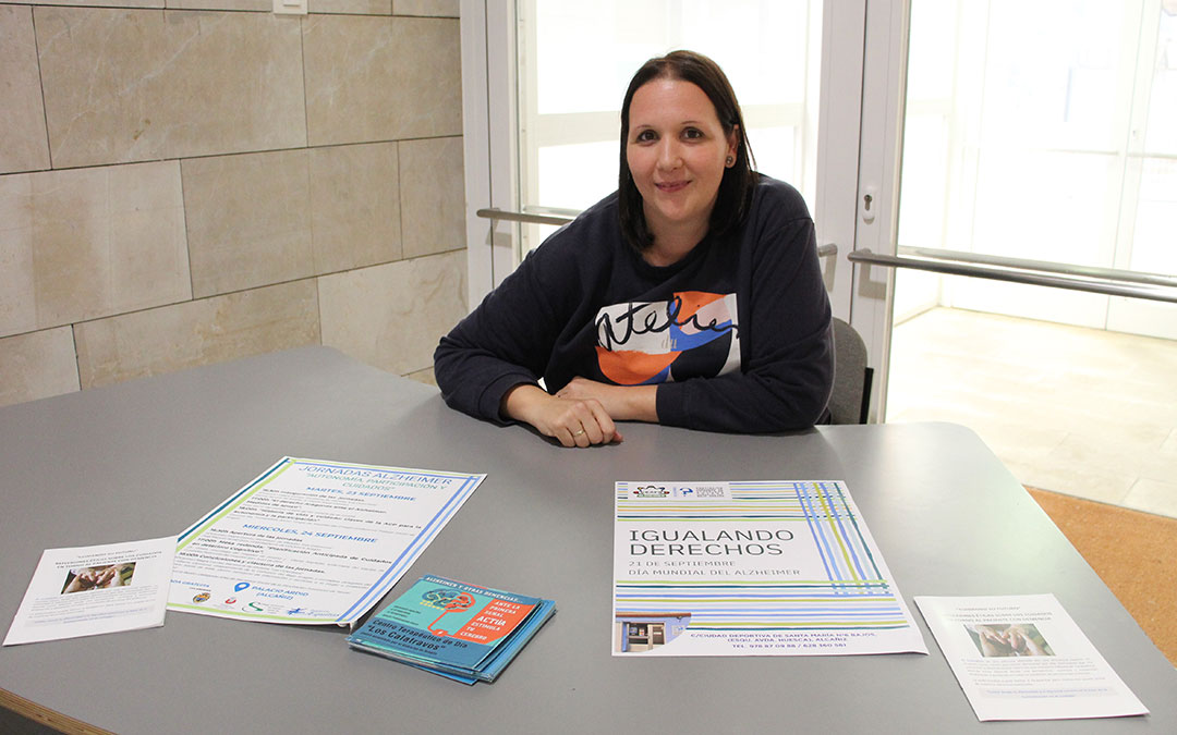 Yolanda Garcés, tras las jornadas en Alcañiz del Día del Alzheimer 2025, y también fue invitada por AFEDACC a participar en sus ponencias en Caspe. La colaboración entre ambos territorios es estrecha. / B. Severino