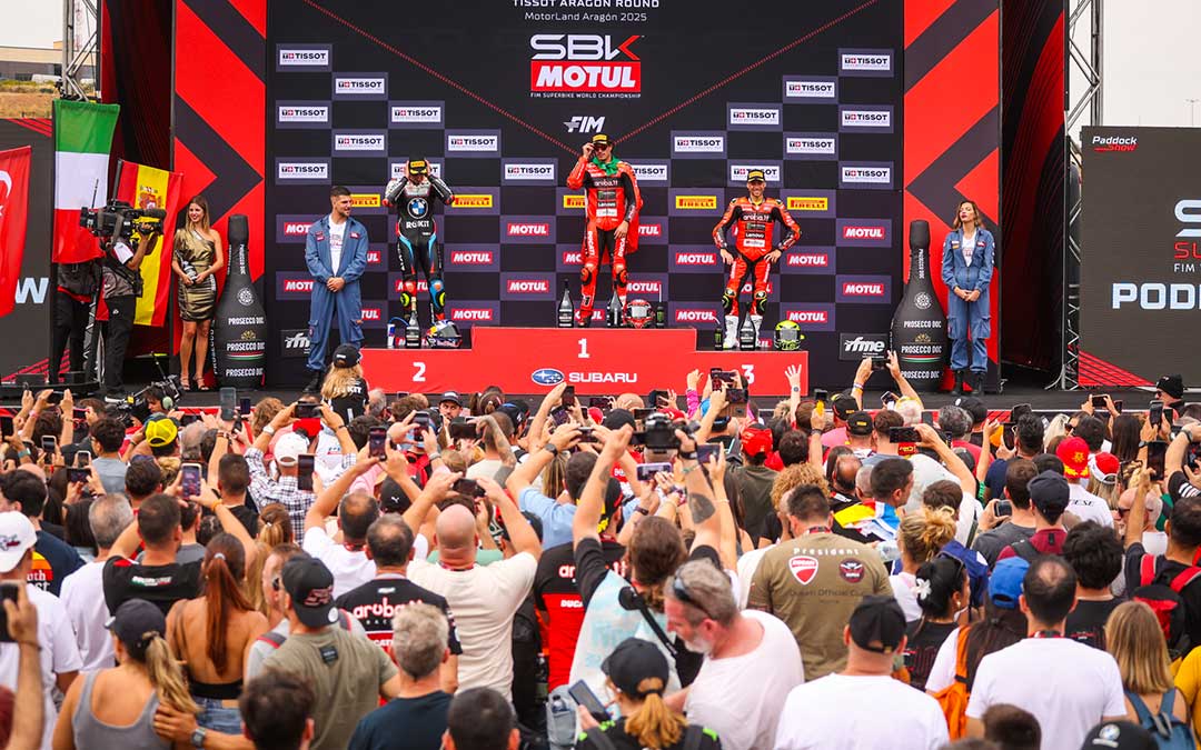 Álvaro Bautista regresó al podio, hizo tercero por detrás del vencedor Nicolò Bulega y Toprak Razgatlioglu, el favorito al título. / Carlos Casimiro-Motorland