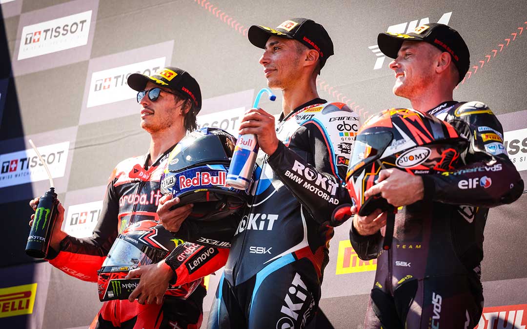 El turco Toprak Razgatlioglu, en el centro como vencedor en SBK el sábado seguido de Nicolò Bulega y Sam Lowes. / Carlos Casimiro-Motorland Aragón