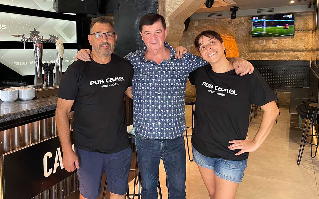 José Luis ‘Potito’ que no quiso posar solo, junto a dos antiguos camareros./ N.C.