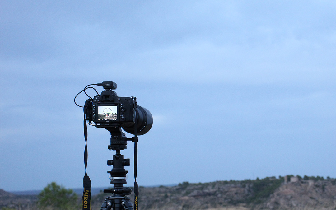 Expectación por el eclipse lunar en Pueyos a pesar de las nubes. / B. Severino