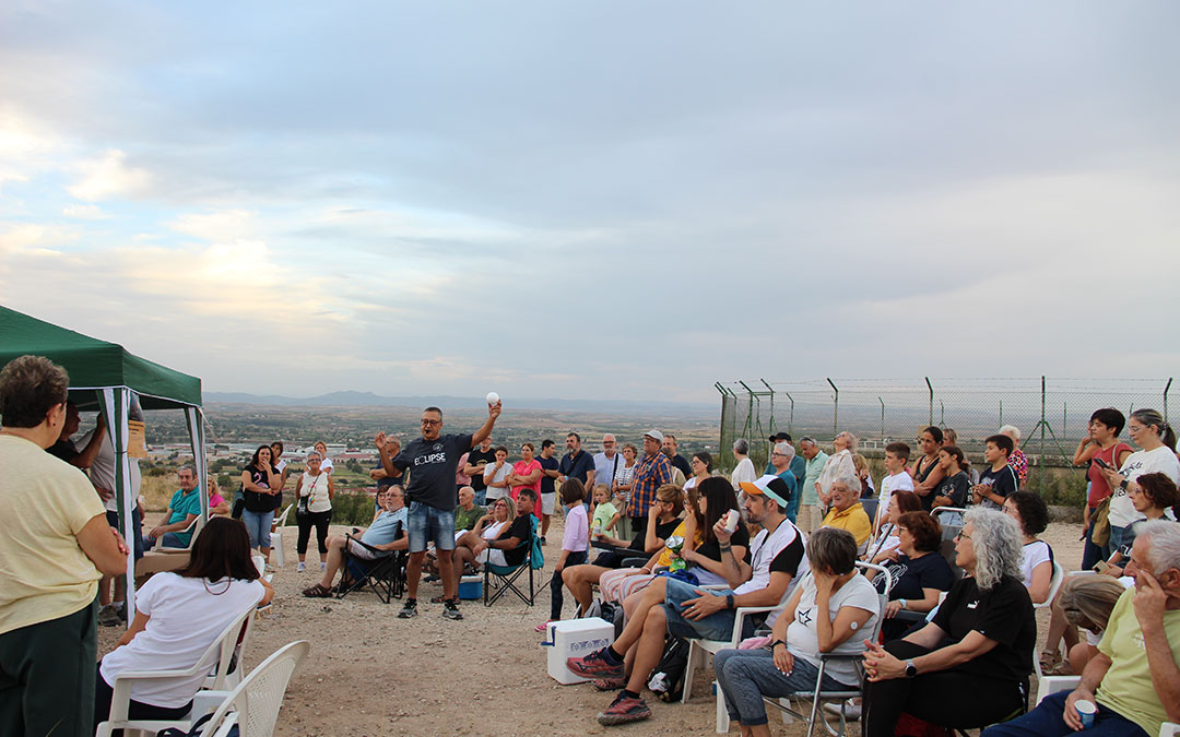 Juan Antonio Mir, de la Asociación Fotográfica del Bajo Aragón, explicando en qué consiste un eclipse lunar. / B. Severino