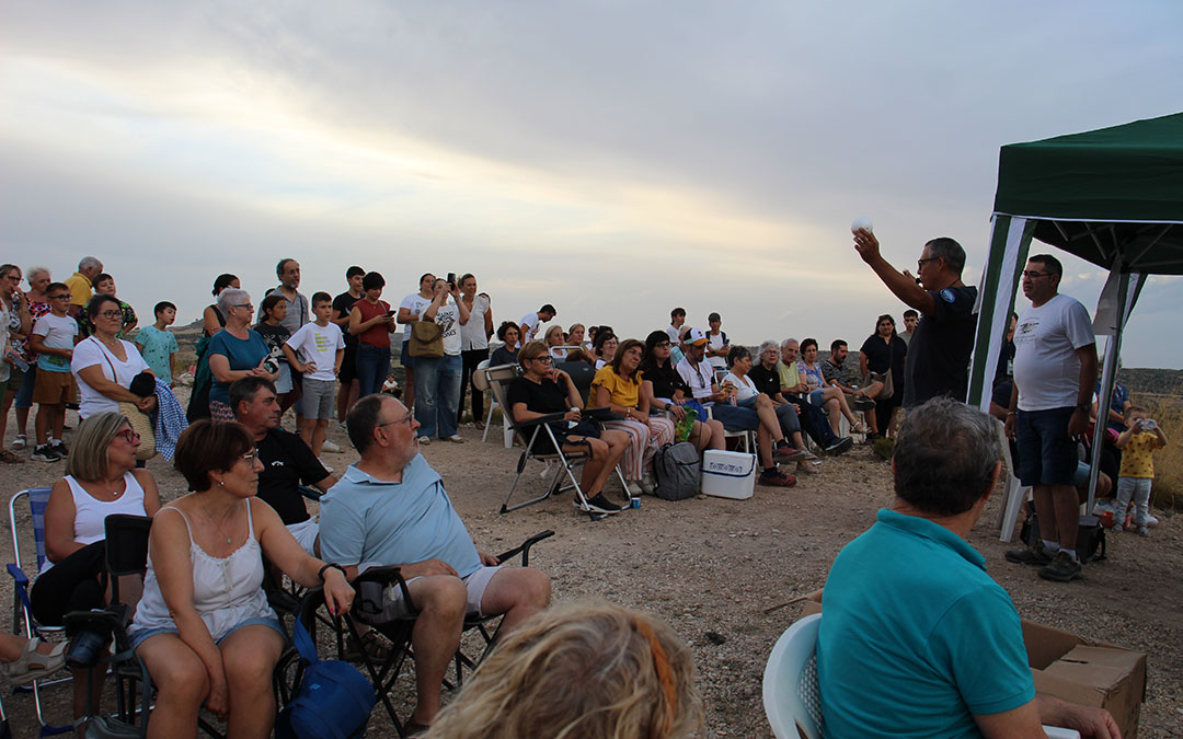 Juan Antonio Mir, de la Agrupación Astronómica Bajo Aragón, explicando en qué consiste un eclipse lunar. / B. Severino