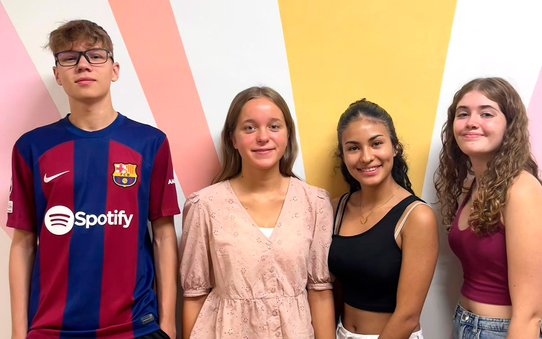 Nicolae Tofan, Marta Catalán, Alexa Vázquez y Sheila Prats en el IES Picarral de Zaragoza./ L.C.