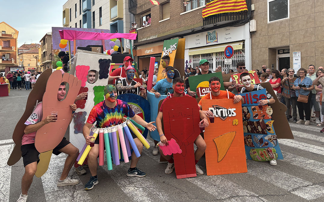 Carroza 'La Paqui' por los integrantes de las peñas KMZ y BBZ durante el desfile. / S.C