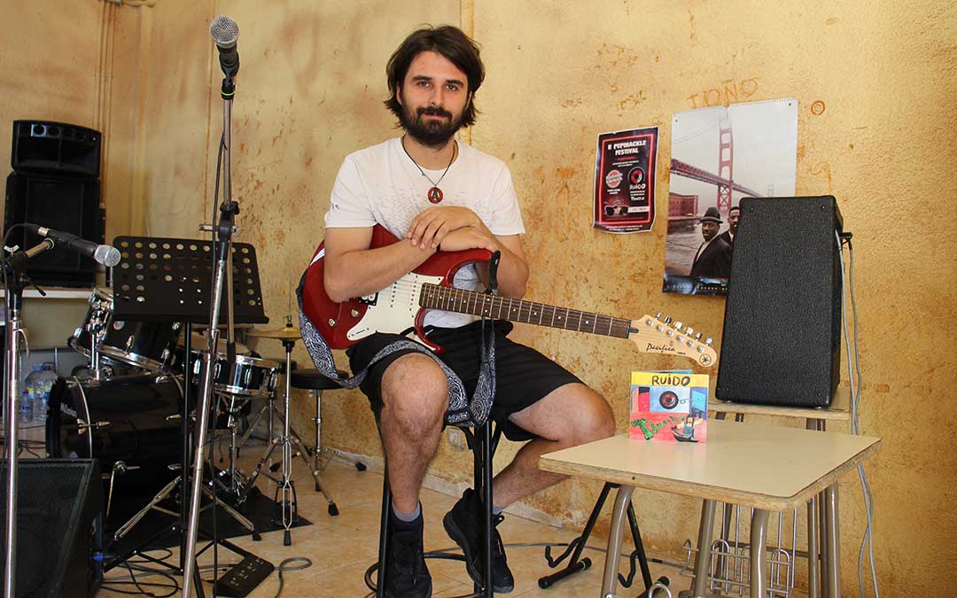 Alberto Alegre Villanueva (Andorra, 1995) alias Cherful, en el local de ensayo comunitario. / B. Severino