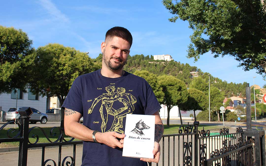 Jesús Pérez, alias Moliner Vallés, delante de San Macario en Andorra con ‘Días de enero’, su primer libro que distribuye él mismo. / B. Severino