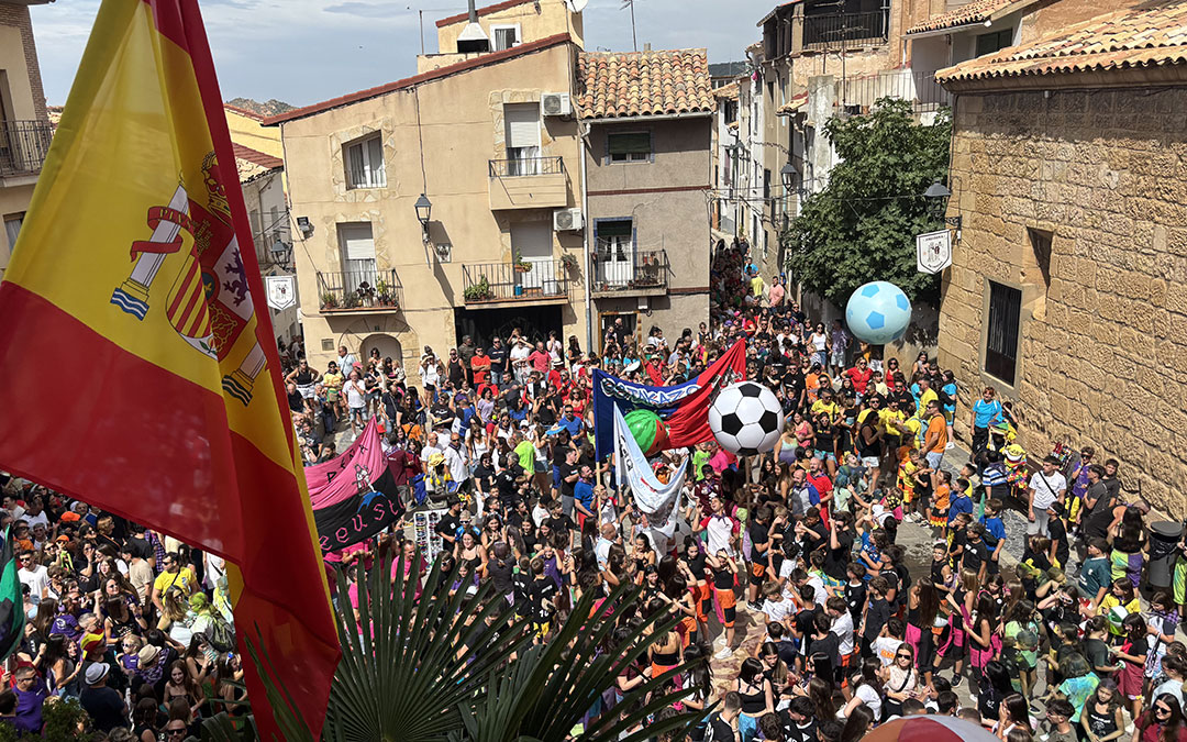 La plaza del Ayuntamiento durante el cohete anunciador del primer día de las fiestas de San Macario 2025. / S.C