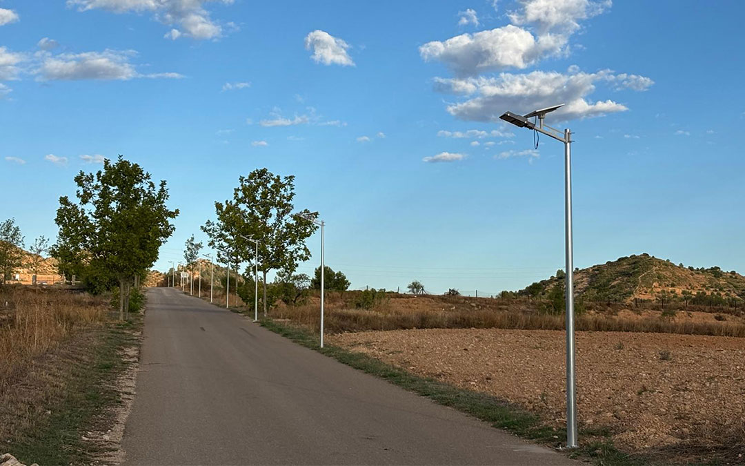 Once farolas se han instalado en el camino que sube al Pozo San Juan de Andorra. / S.C