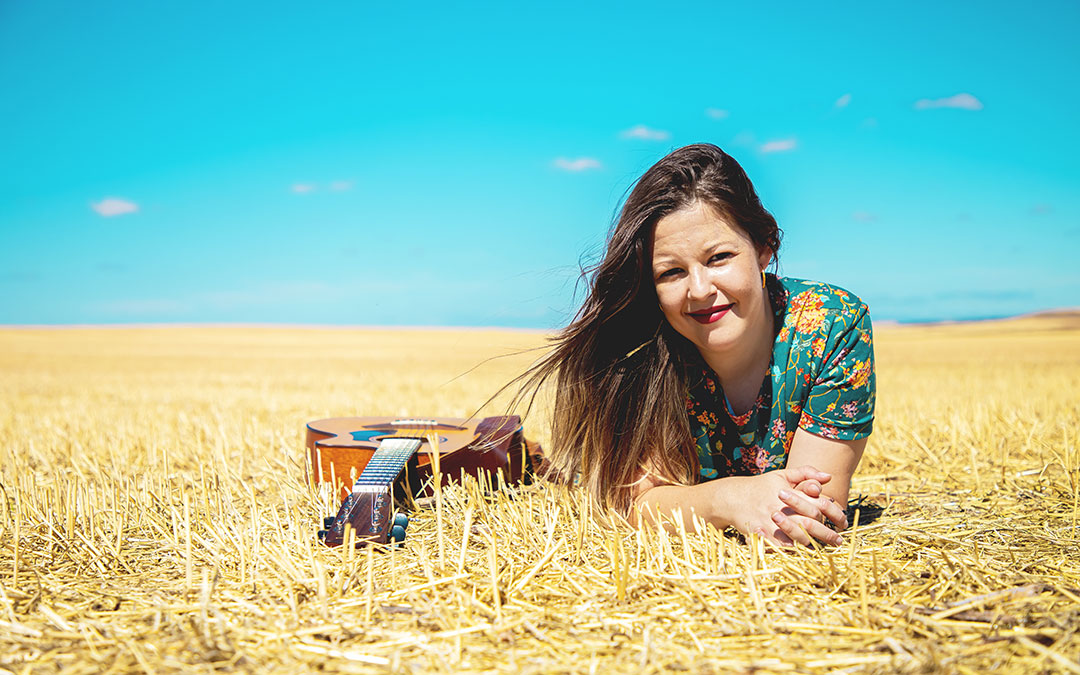 Layla Añil en una imagen promocional con su guitarra con la que compone los temas disponibles en todas las plataformas y también en Instagram como @layla_sound. / Archivo personal