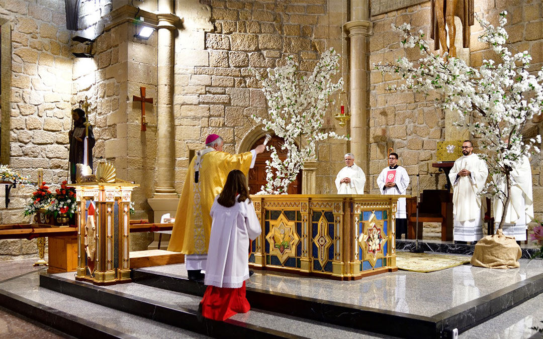 Instantes del momento de consagración del nuevo altar. / Miguel Pedrosa