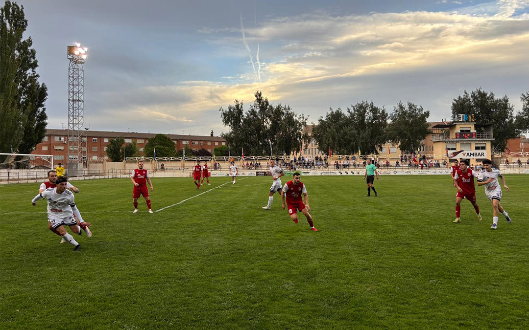 Instantes del partido entre el Andorra C.F. y el C.D. Caspe. / S.C