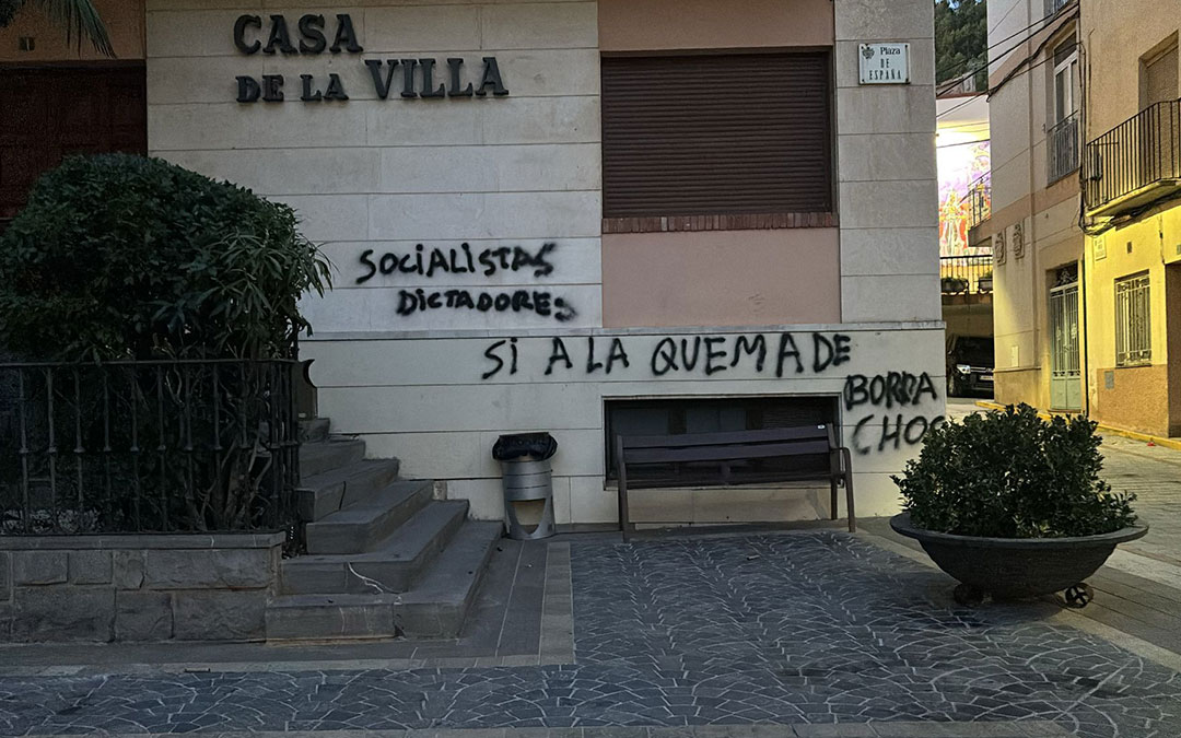 Pintadas vandálicas en la fachada del Ayuntamiento de Andorra. / Ayto Andorra