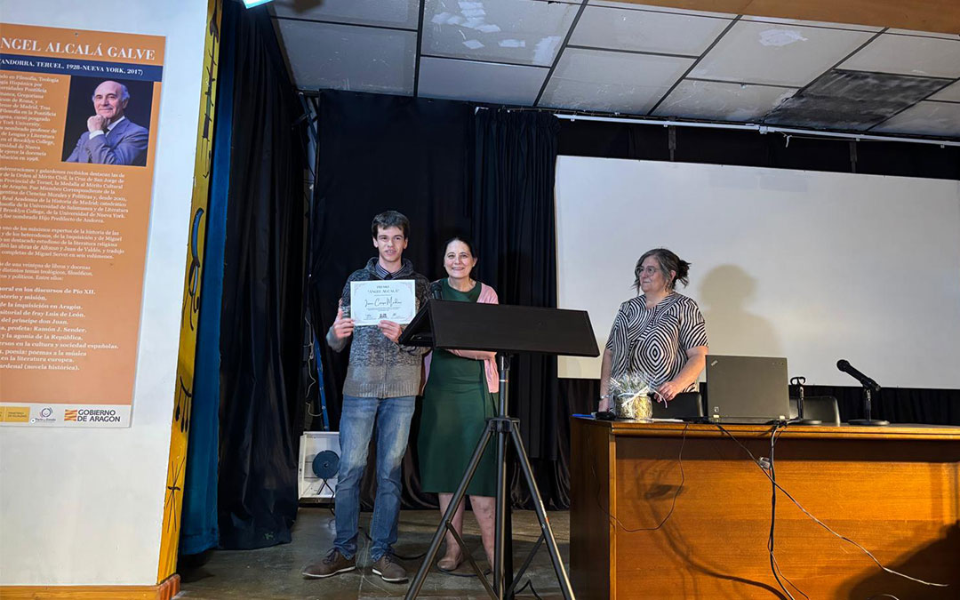 El estudiante Isaac Crespo Medina con Mª Pilar Peralta y Teresa Felipo. / S.C