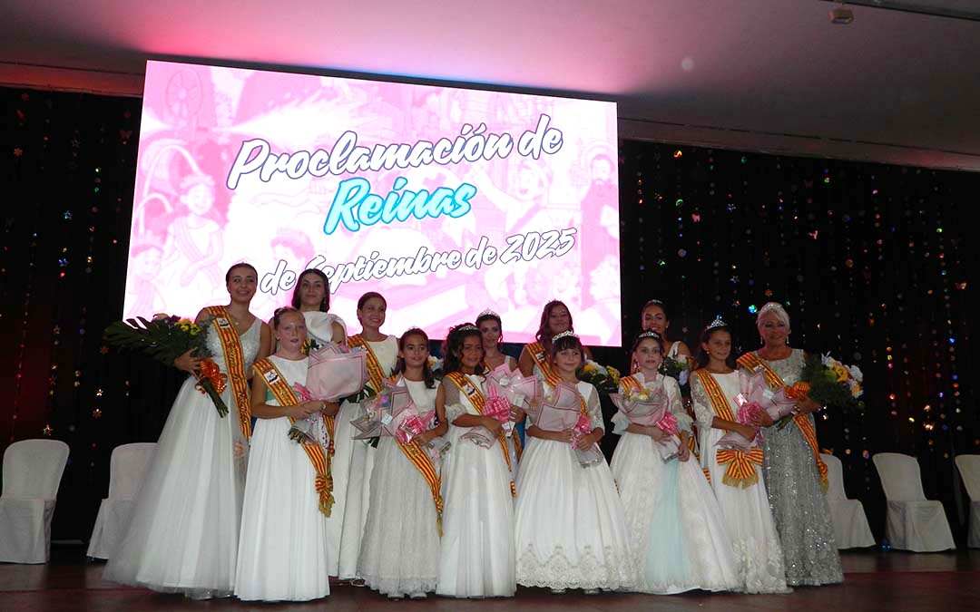 Las trece reinas de las fiestas de San Macario de Andorra. / S.C