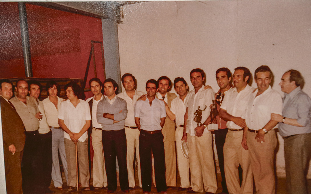 Parte de los miembros que impulsaron la creación de la peña en 1974. /Archivo Peña Taurina