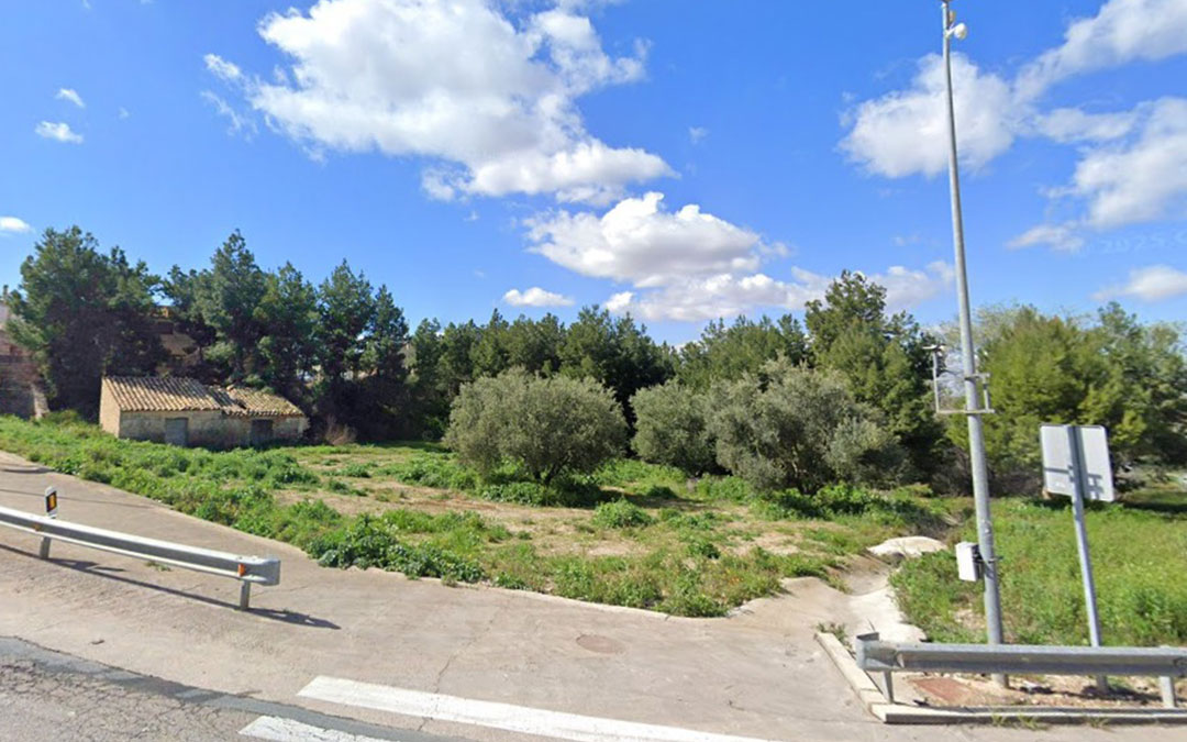 Entrada al municipio de Azaila donde se llevará a cabo el acondicionamiento del parque urbano. / L.C