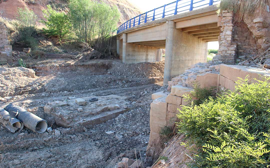 Los tres ojos del puente están despejados tras la intervención de una pala excavadora que ya ha sido retirada. / B. Severino