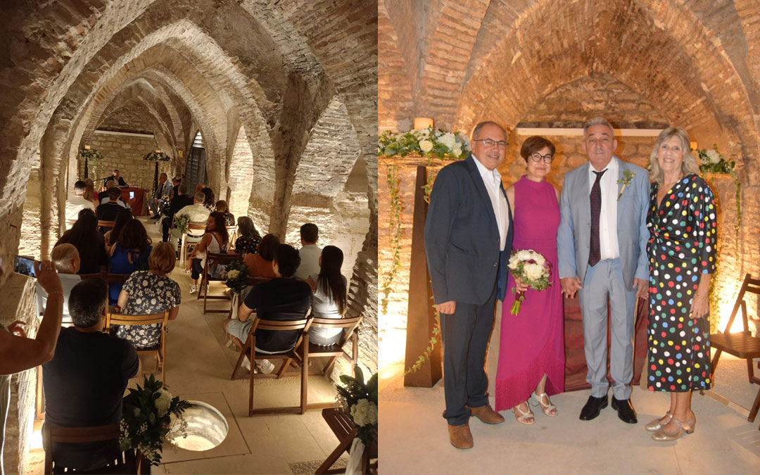 El alcalde, Javier Gómez, y su esposa, Yolanda Gómez, amigos de la pareja formada por la jatielina Nieves Lucea y su ya marido Antonio Ávila, en la Cripta Gótica. El lugar se vistió de ceremonia para acoger el enlace. / Archivo familiar