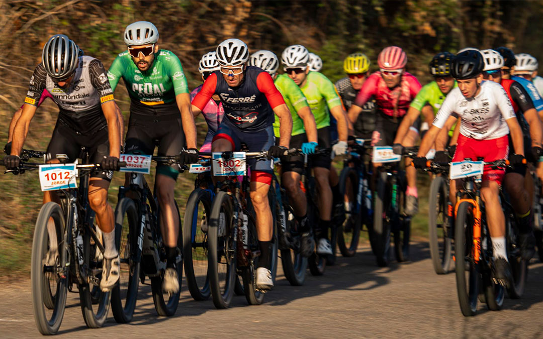 Pelotón de ciclistas con Jorge Lamiel al frente./ Álex Nevado